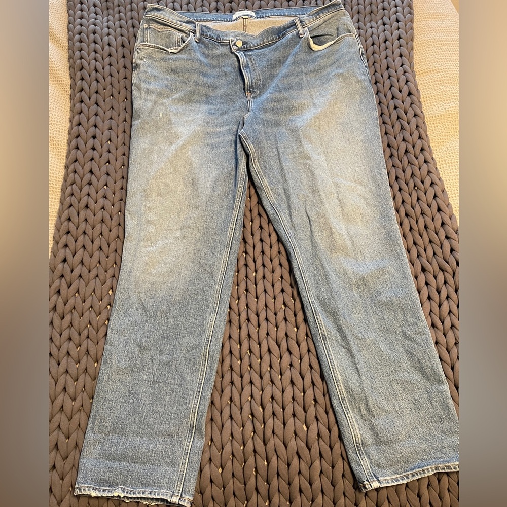 Abercrombie Curve Love 90s Ultra
High Rise Straight Jeans